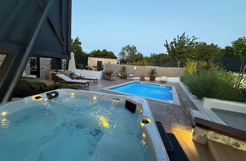 Central Dalmatia House | Villa sa bazenom i jacuzzijem u Dalmatinskoj zagori na 20 min od Splita