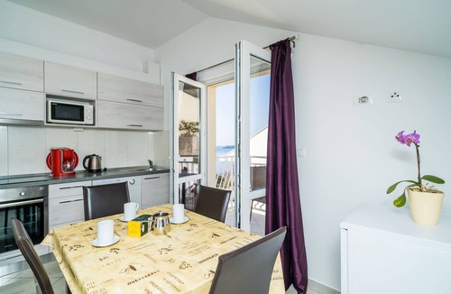 Plat Apartment | Villa Samba - Comfort One-Bedroom Apartment with Balcony and Sea View