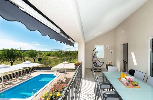 Pristeg Villa | Villa Silentium with pool