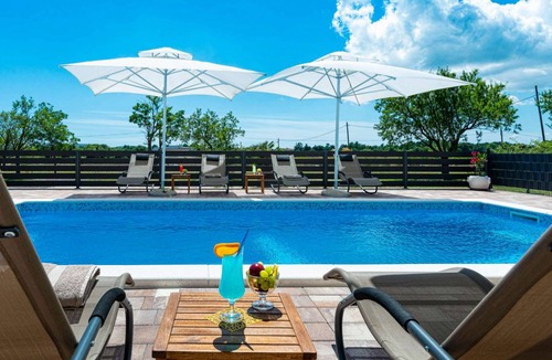 Pristeg House | Villa Silentium with pool