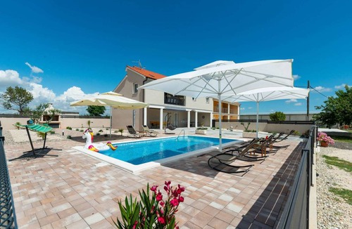 Pristeg House | Villa Silentium with pool