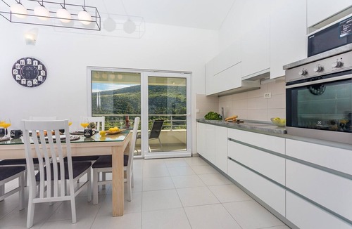 Omis Apartment | VILLA SKURA- private heated pool 32m2, summer kitchen, 4 bedrooms, garden