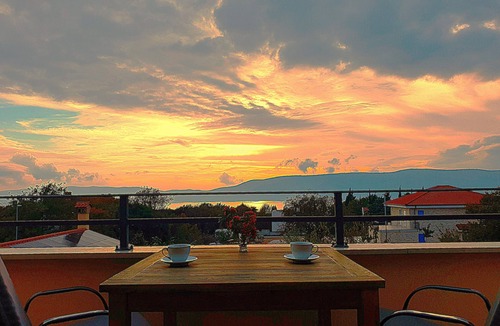 Pinezici Apartment | Villa Sloboda - Holiday apartment with pool near the sea