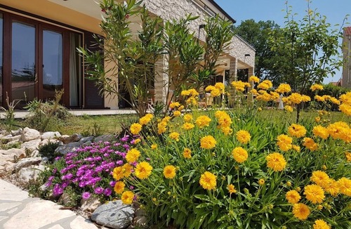 Pinezici Apartment | Villa Sloboda - Holiday apartment with pool near the sea