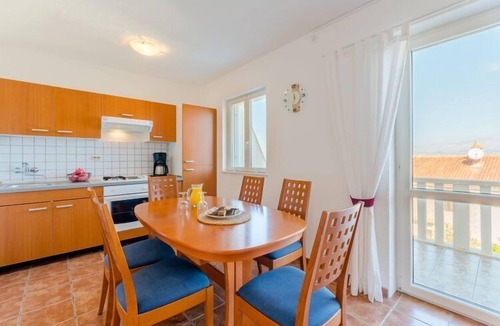 Splitska Apartment | Villa Stella - Two Bedroom Apartment with Balcony and Sea View (Carla)