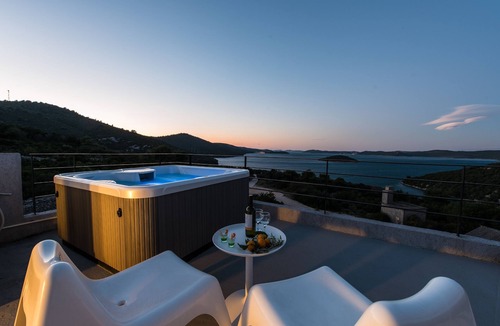 Dragove House | Villa Sun House/w Rooftop Jacuzzi & Sea View, Dragove, Croatia