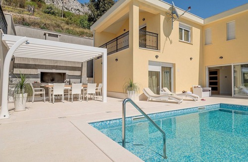 Mimice Villa | Villa Sun Palace is a 5-bedroom villa with amazing sea views