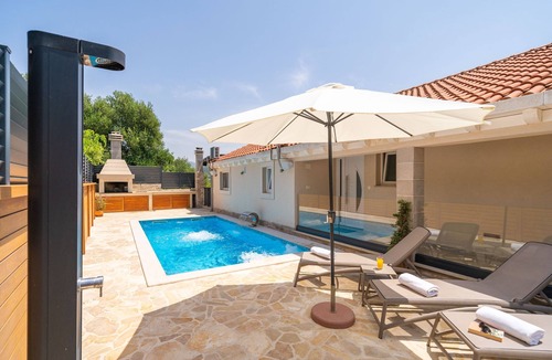 Mokosica Villa | Villa Tranquility Nest Beniva - Three-Bedroom Villa with Swimming Pool