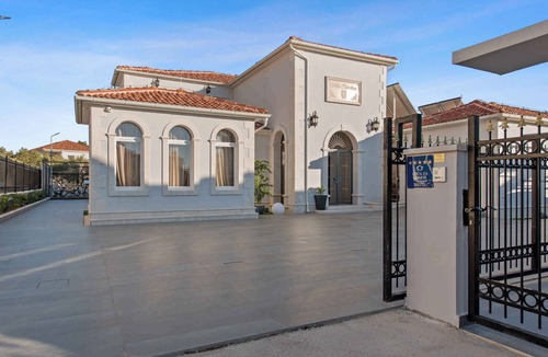 Vodice Villa | Villa with great facilities, sea views, pool and jacuzzi