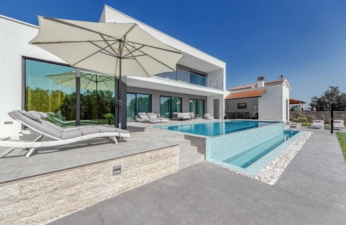 Stokovci House | Villa with large infinity pool - free charging station
