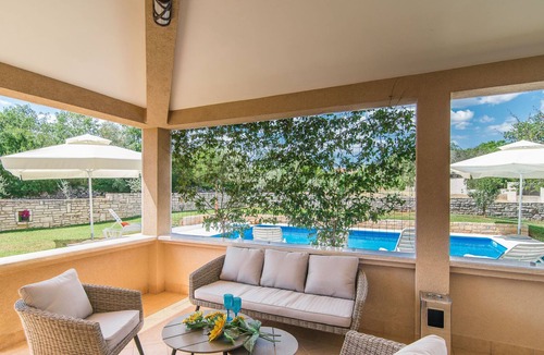 Selina Cabin | Villa with private pool, large garden and BBQ in quiet village