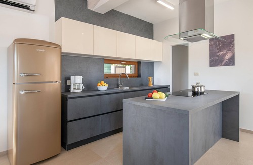 Peroj House | Villa with swimming pool, 500 m from the sea, TOP LOCATION, barbecue, washing machine, dishwasher