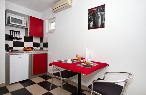 Okrug Gornji Apartment | Villa Yvonne
