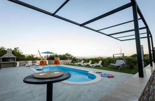 Rudine Villa | Villa Zoe, beautiful view,private pool, secured parking