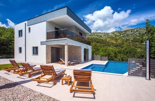 Omis Villa | Villa Zora -luxurious villa with heated pool, sauna, 4 bedrooms, 10 persons max