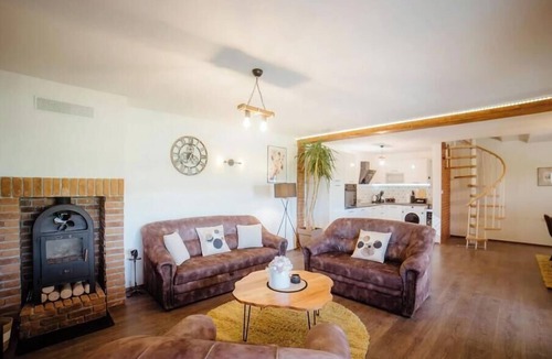 Gornji Mihaljevec House | Vinewood - Saltwater Pool, Jacuzzi and Stunning Vineyard View