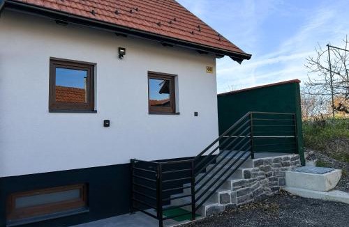 Vinica House | Vineyard View by Golden Pinpoint