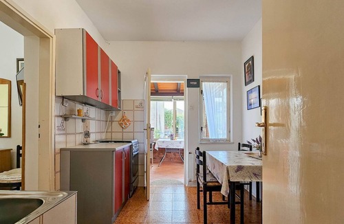 Karigador Apartment | Vintage flat just 60 metres from the beach with private parking, terrace, barbecue