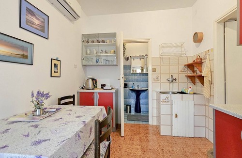 Karigador Apartment | Vintage flat just 60 metres from the beach with private parking, terrace, barbecue