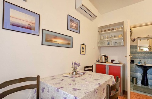 Karigador Apartment | Vintage flat just 60 metres from the beach with private parking, terrace, barbecue