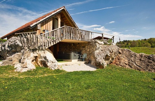 Ivancna Gorica Cottage | Visnja Gora Meadow Hideaway with Terrace - One Bedroom Cottage with Terrace