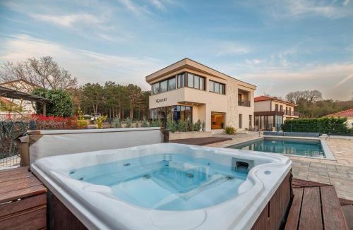 Klimno Apartment | VSG Resort - 200m from Beach, Pool, Sauna & Jacuzzi