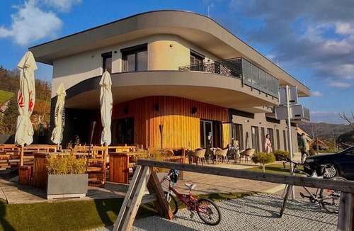 Trebnje Apartment | Waterbed Apartment I 4 Min to A2 I E-Bikes I Near Ljubljana