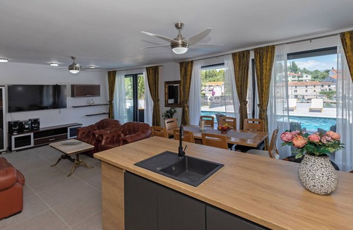 Slivno Villa | We offer amazing villa for 8 person with private boat space, pool and garage