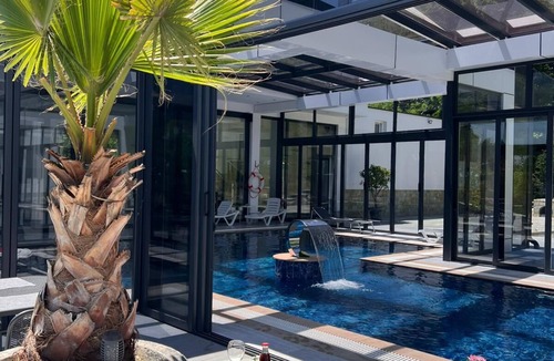 Pec Hotel | White House