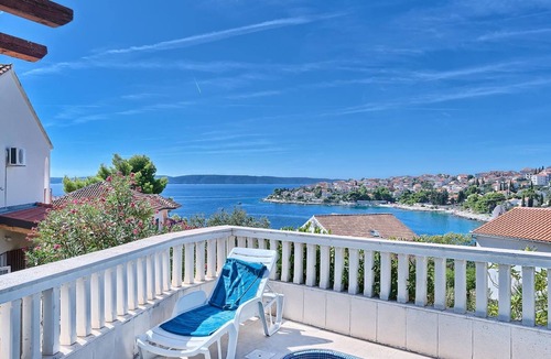 Businci Apartment | Wohnung in Okrug Gornji mit Terrasse, gemeinsamem Pool und Grill by Interhome