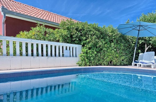 Businci Apartment | Wohnung in Okrug Gornji mit Terrasse, gemeinsamem Pool und Grill by Interhome