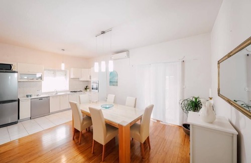 Ljubac Apartment | Wohnung mit Whirlpool by Interhome