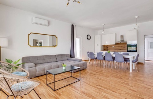 Velim House | Wonderful private villa with private pool, A/C, WIFI, TV, terrace, pets allowed and panoramic view