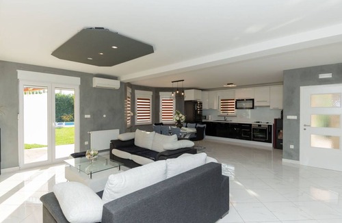 Knezovici House | Wonderful private villa for 8 guests with private pool, A/C, WIFI, TV and terrace