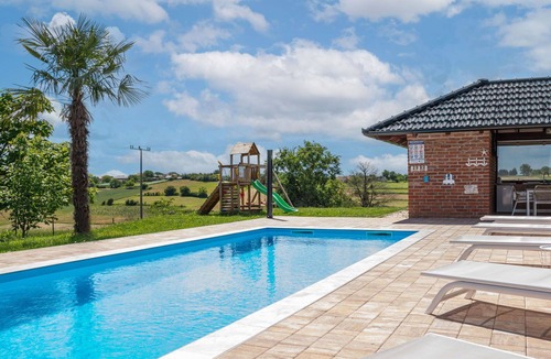 Krizevci House | Wonderful private villa with WIFI, private pool, A/C, TV, terrace, pets allowed and panoramic view