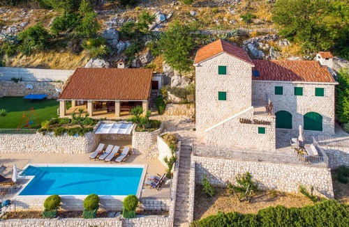 Slivno Villa | Wonderful private villa with hot tub, WIFI, private pool, A/C, TV, terrace and pets allowed