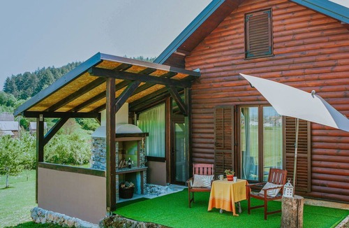 Perusic House | Wonderful private villa for 4 people with WIFI, TV, terrace and pets allowed