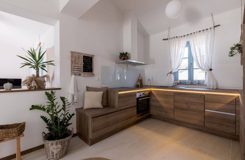 Vardica House | Wonderful private villa with hot tub, WIFI, private pool, A/C, TV, patio and pets allowed
