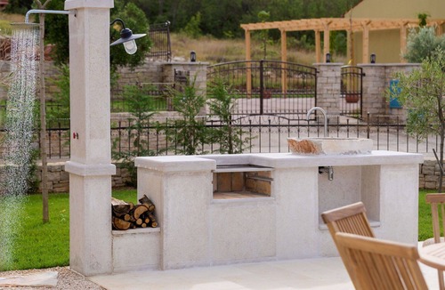 Vardica House | Wonderful private villa with hot tub, WIFI, private pool, A/C, TV, patio and pets allowed