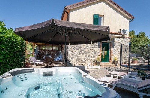 Sveti Vid Dobrinjski House | Wonderful villa for 6 guests with A/C, hot tub, WIFI, private pool, TV, terrace and pets allowed
