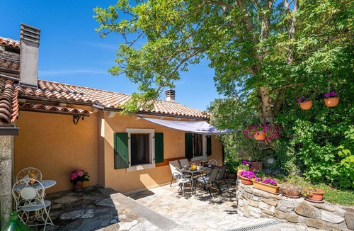 Grabri House | Wonderful villa for 7 guests with WIFI, A/C, hot tub, private pool, TV and pets allowed