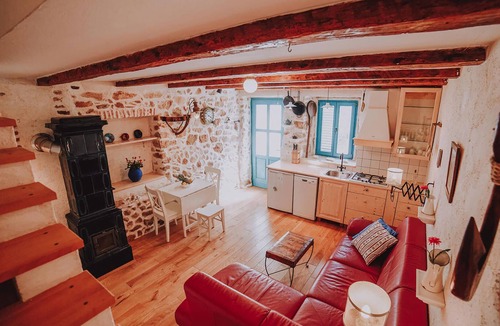 Preko House | Wonderfully renovated vacation house on Ugljan, opposite Zadar.