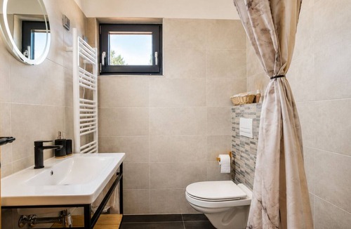 Vrbovec House | Wooden holiday home with a heated indoor saltwater pool near Vrbovec