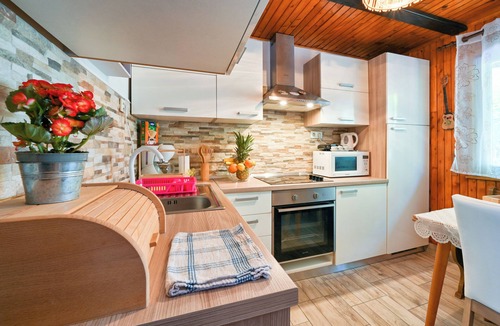 Gornja Stubica House | Wooden house in Zagorje with jacuzzi, sauna, pool, barbecue, and scenic views