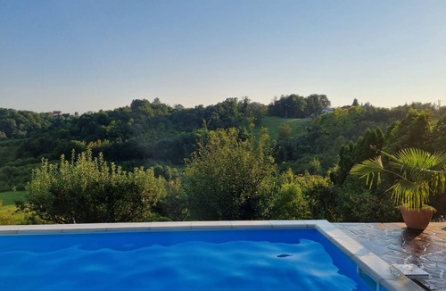 Kupljenovo House | Wooden house with pool and views of Medvednica and vineyards