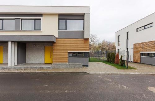 Brasov Villa | Yellow - 3 Bedroom House with Private Garden, 10 mins driving from Old Town