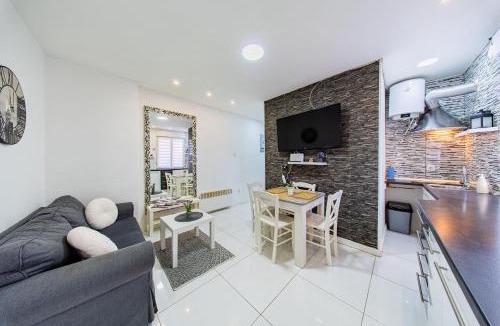 Zagreb Apartment | Zagreb 233 - 2 Bedroom - Terrace - New - Apartment - Flexible Keybox Entry - Modern - Monthly Rent - WiFi