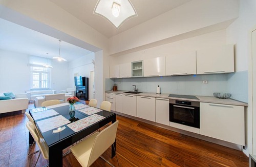 Zagreb Apartment | Zagreb 265 & 266 - 3 Bedroom Apartment & 2 Bedroom Apartment - City Centre - Flexible Keybox Entry - Monthly Rent - Modern
