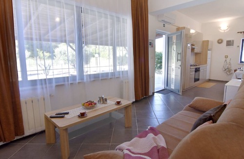 Crveni Vrh Apartment | Zweizimmerwohnung mit großer Terrasse in Grupija by Interhome