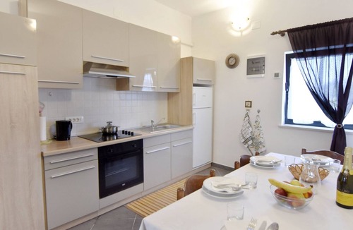 Crveni Vrh Apartment | Zweizimmerwohnung mit großer Terrasse in Grupija by Interhome